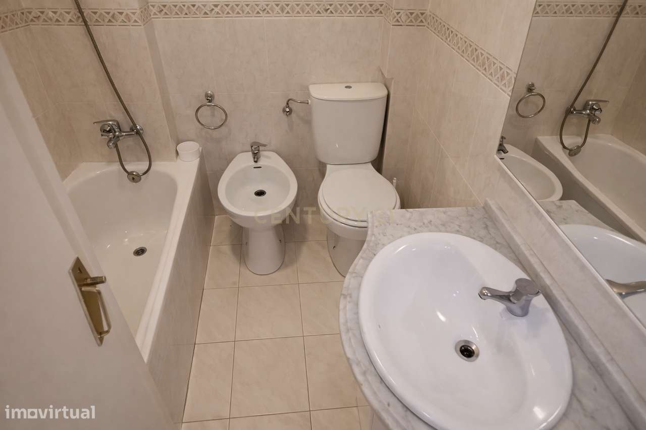 Apartamento T2 com Marquise e Excelente Potencial | Damaia de Cima – A-29