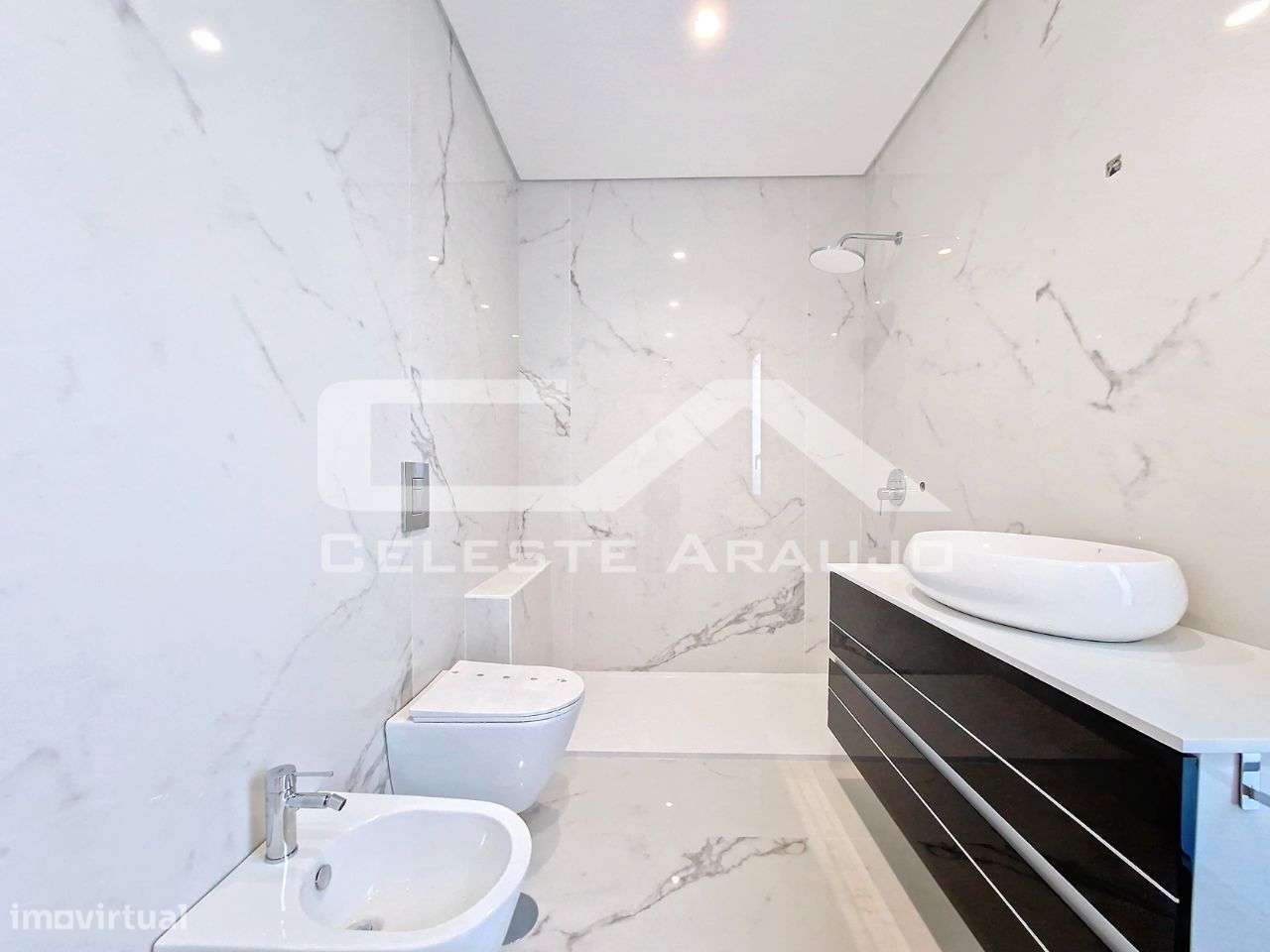 Moradia T3+1 Nova em Espinho-24