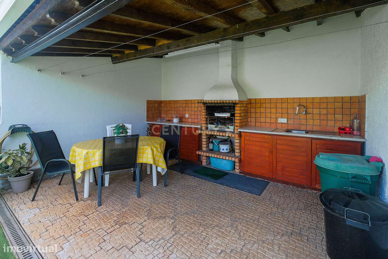Moradia T5 em Carcavelos — Espaço, Conforto e Localização Privilegiada-42