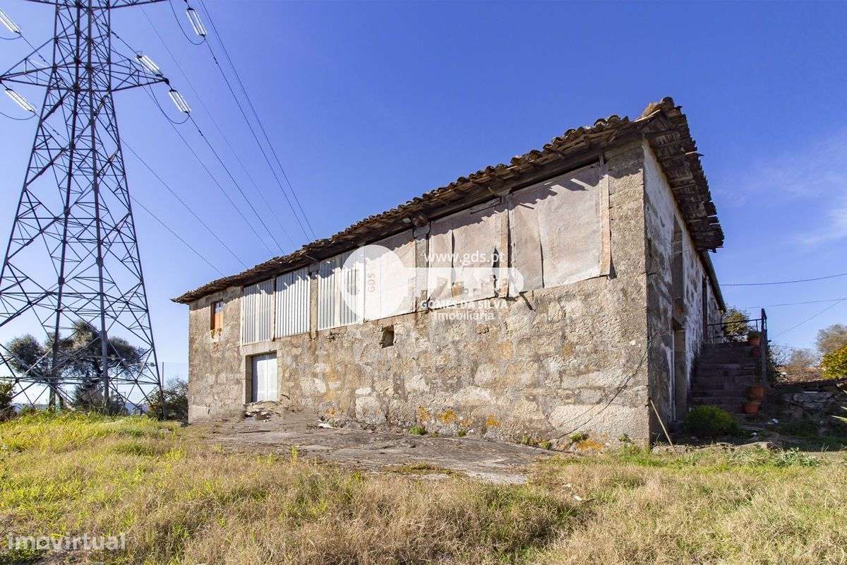 Duas moradias para restauro em Lago-8