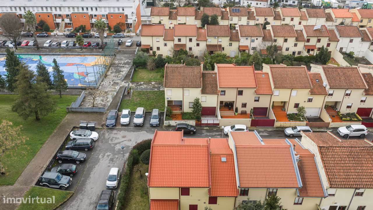 Moradia T4 de gaveto em Nogueira-40