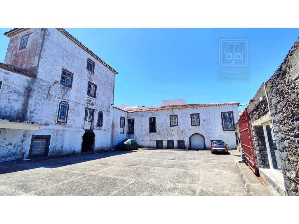 VENDA de AMPLO EDIFÍCIO/PRÉDIO no Centro Histórico de Ponta Delgada... - Grande imagem: 2/40