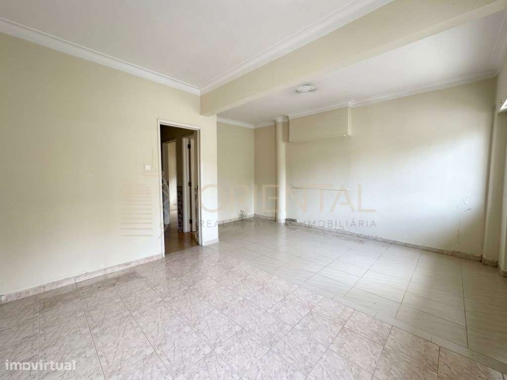 Apartamento T2 localizado na Calçada de Carriche, no Lumiar.-0