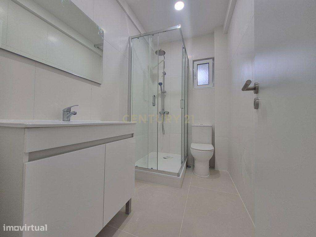 T2 Remodelado no Laranjeiro – Moderno e Bem Localizado - Grande imagem: 4/24