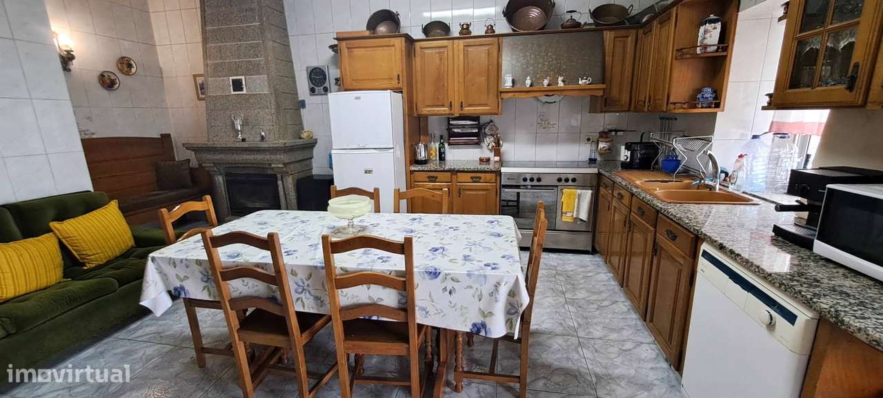 Moradia T5 com garagem e jardim em Miranda do Douro-7