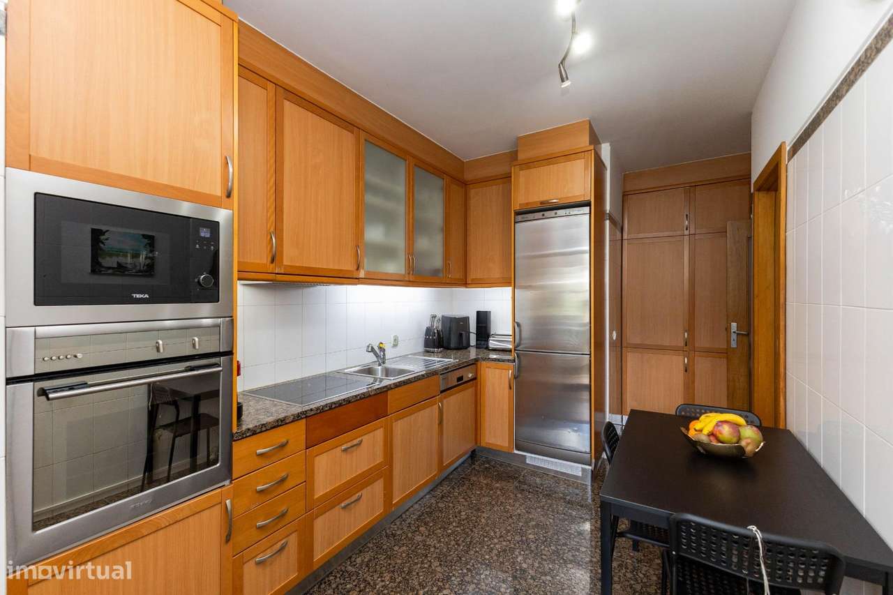 T3 Último Piso c/ Varanda, Garagem e Arrumos. Av. Altino Coelho,...-12