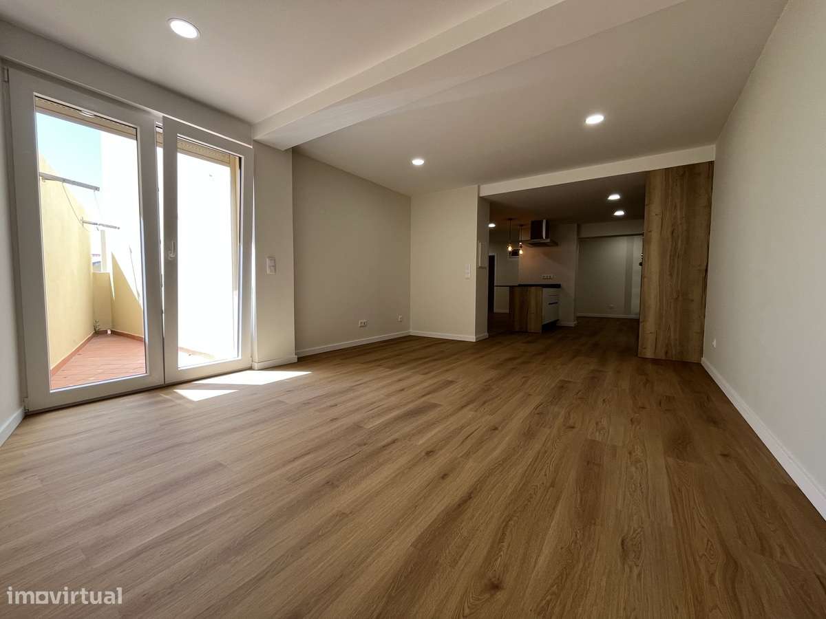 Apartamento T2 totalmente renovado, vista mar-20