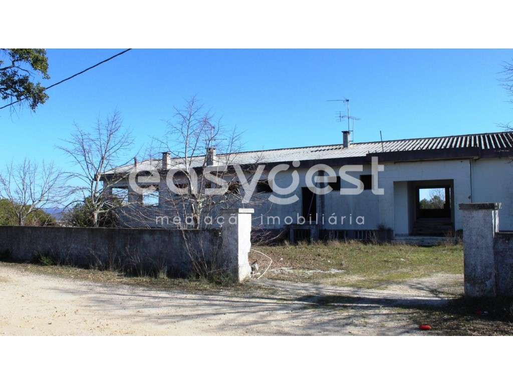 Quinta com projeto de recuperação e vista para a cidade de Abrantes - Grande imagem: 2/41