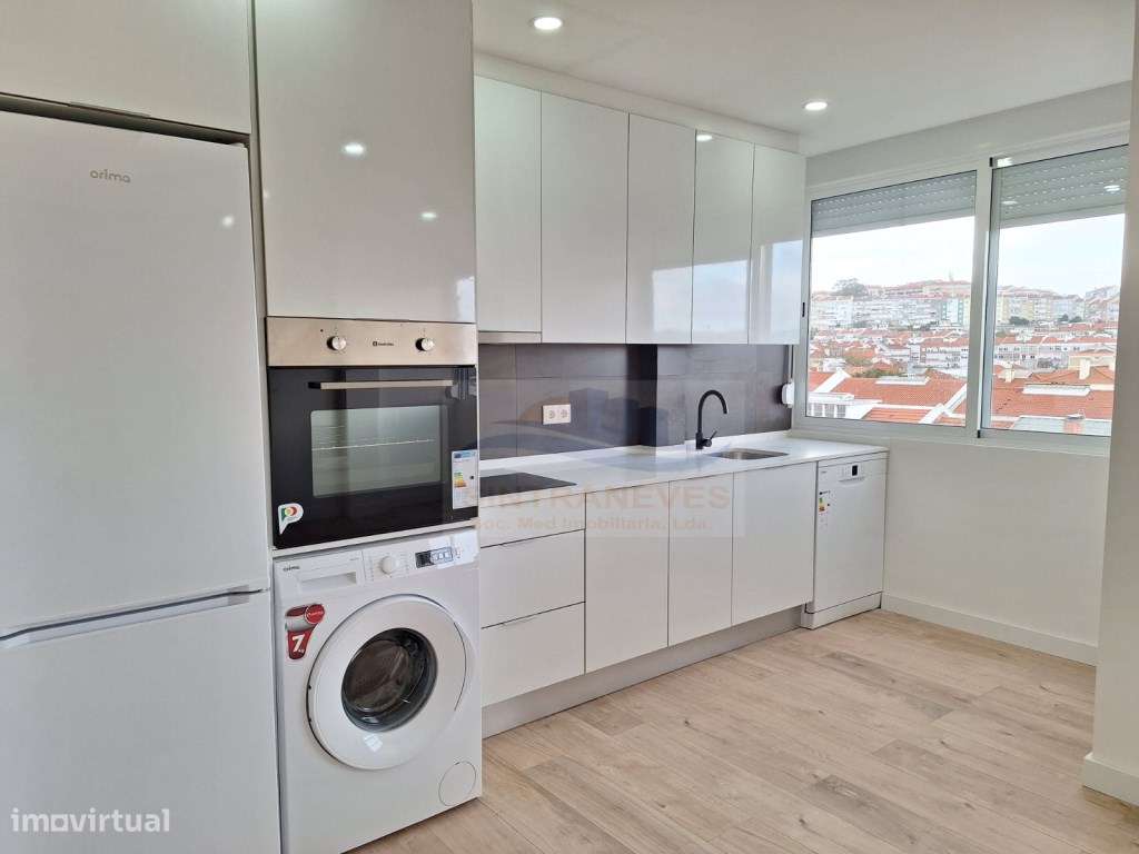 Oportunidade! T4 Renovado com Cozinha Nova e Open Space-4