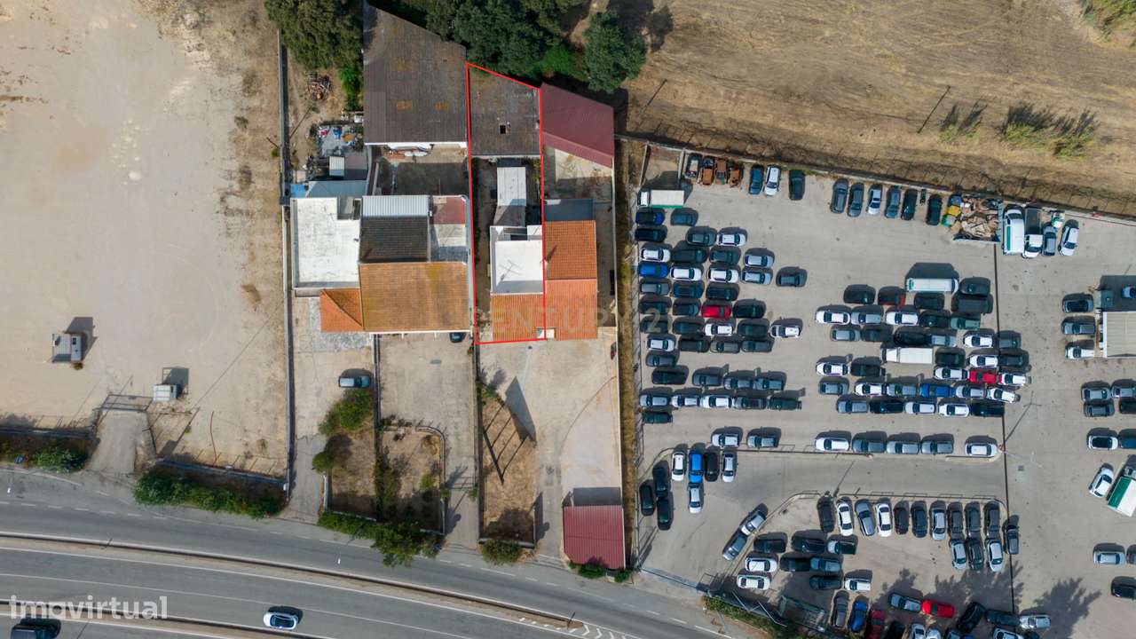 Moradia com dois pisos e amplo armazém — Potencial de investimento em-2