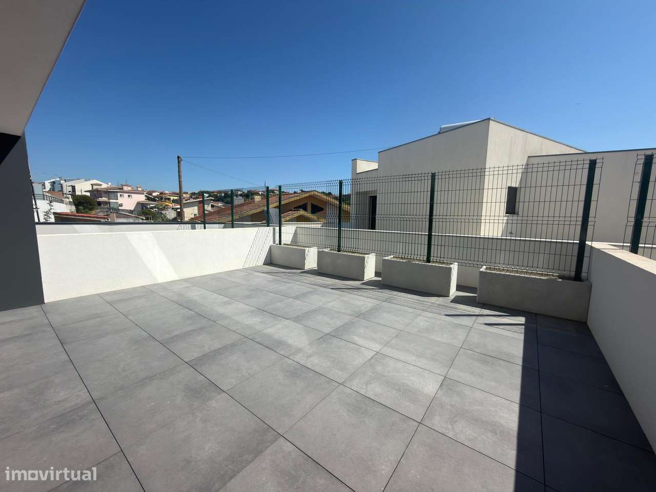 Moradia em Banda V3 Nova c/ Terraço na Madalena-12