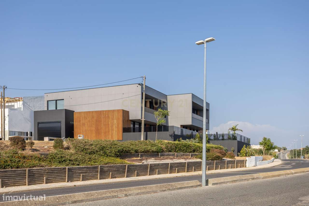Moradia T4 de Luxo em Setúbal com Vista Rio e Serra-7
