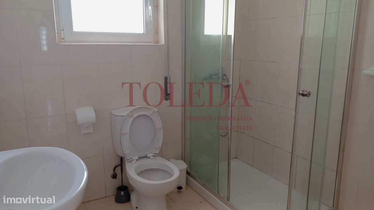 Moradia Bifamiliar com 2 T3 em Vialonga-21