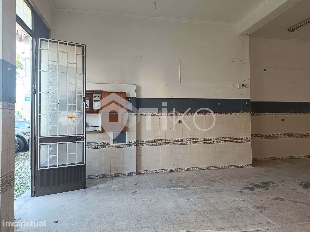 Loja com 2 janelas, ampla porta e montra frontal — Reboleira - Grande imagem: 4/22