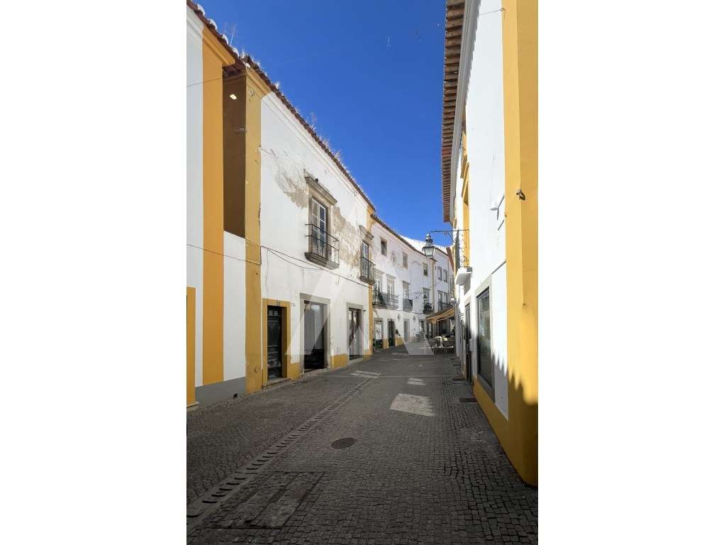 Moradia T2 Térrea no Centro Histórico de Évora-17