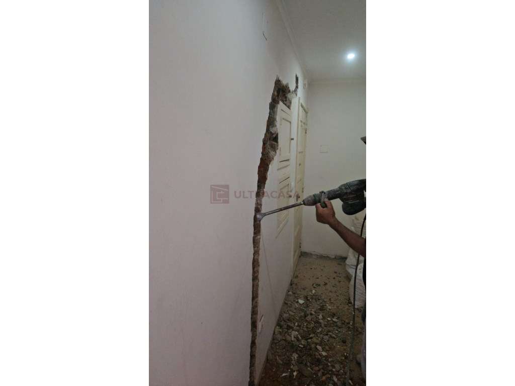 T0 Remodelado com Logradouro no Centro da Amadora-38