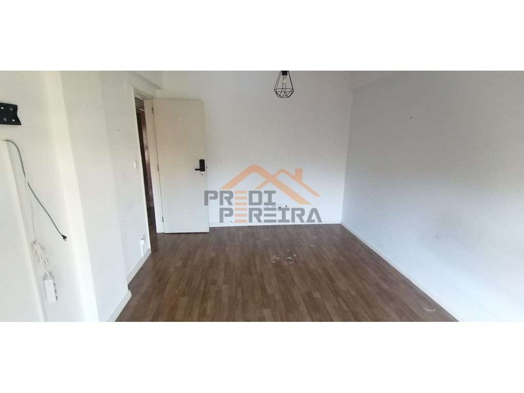 Reservado!
T1 remodelado ,com varanda e vista desafogada - Cacém. - Grande imagem: 5/32