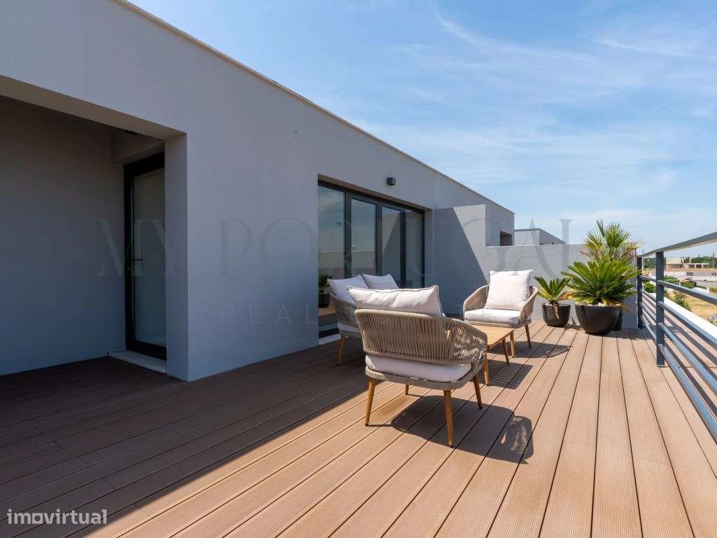 Elegância e Modernidade: Moradia T4 de Luxo com Rooftop em Alcochete-41