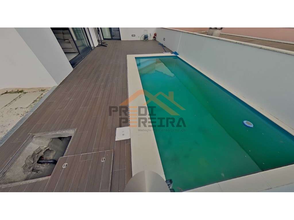 Moradia T3, situada no Casal da Silveira, em Famões-13