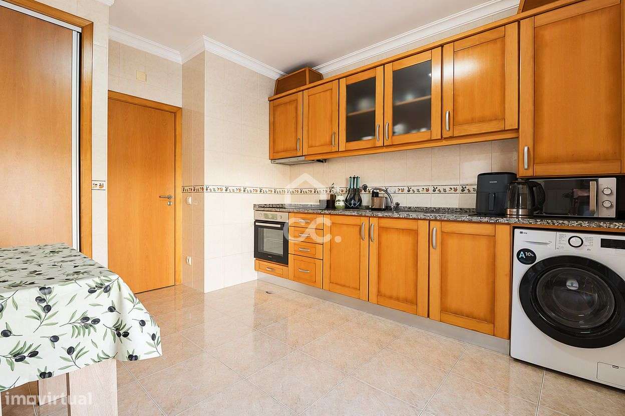 Apartamento T3 com garagem, arrumo e churrasqueira no centro do Avelar-2