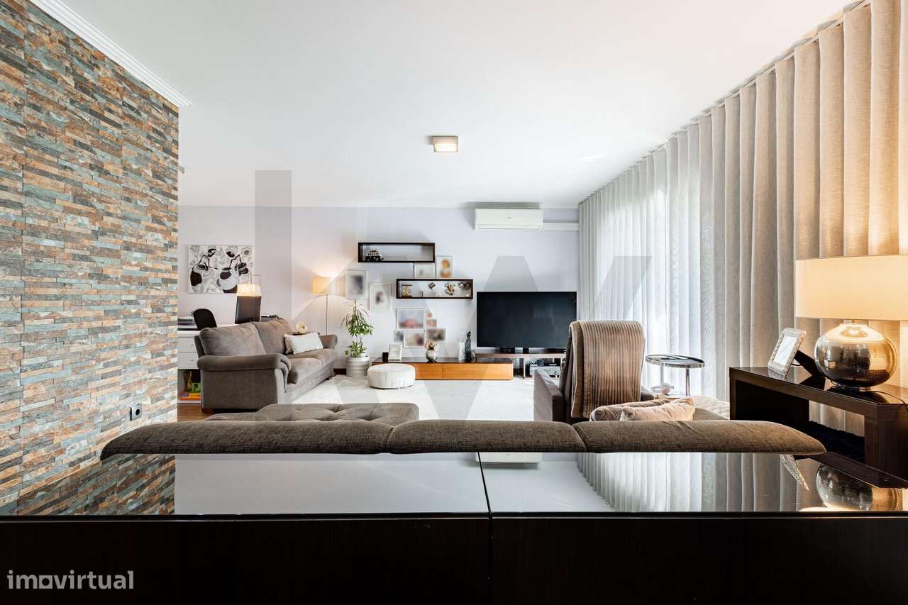 MORADIA EM BANDA T3-9