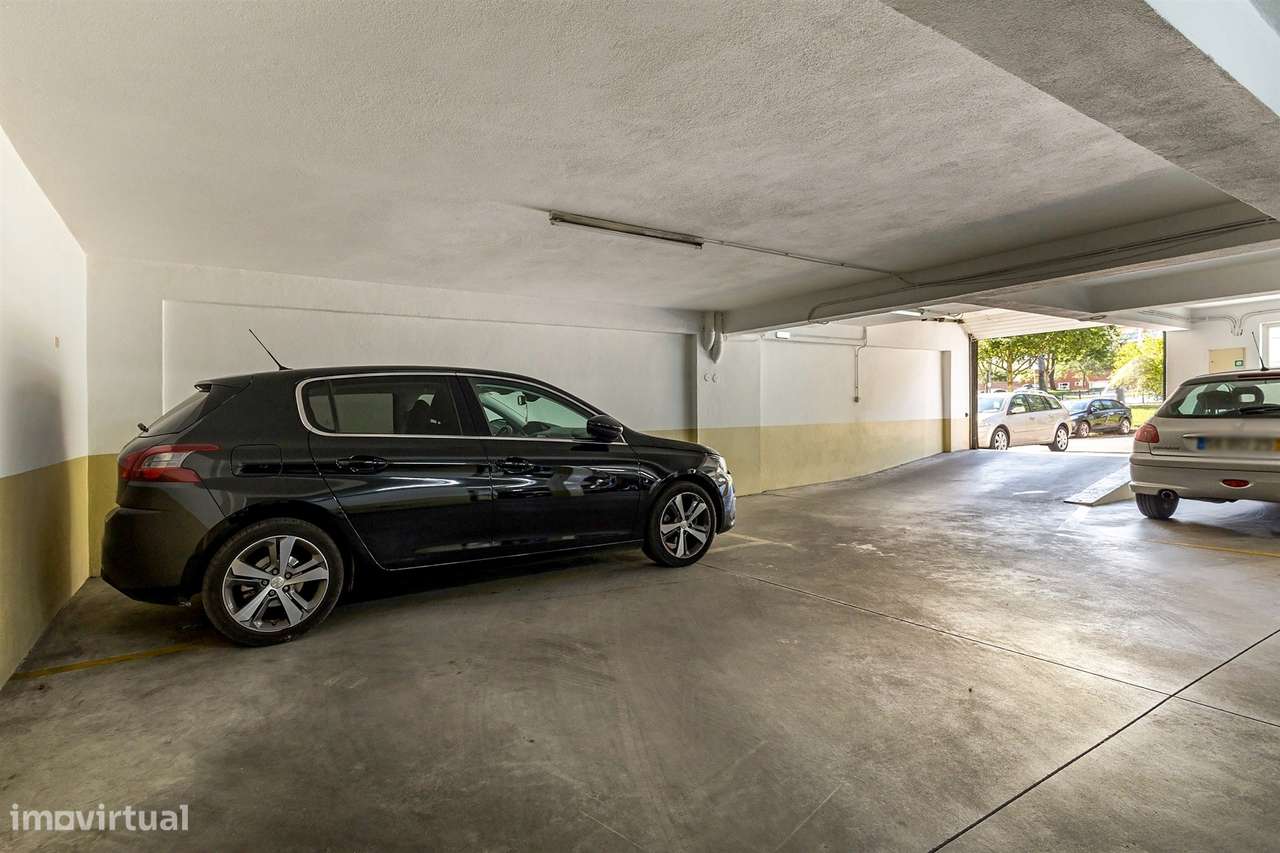 T3 Espaçoso em Corroios | Garagem | Ar Condicionado | Excelente Locali-49