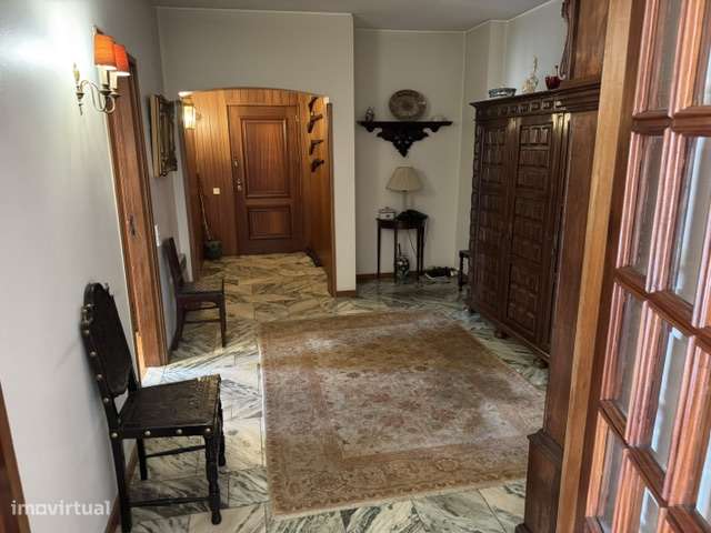 Apartamento T5 na Rua do Campo Alegre-12