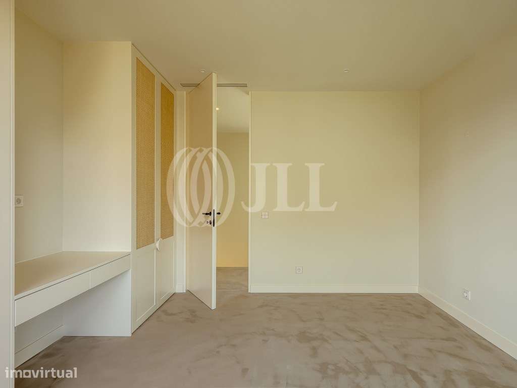 Moradia T3+1 com jardim, piscina e garagem, no Estoril-22