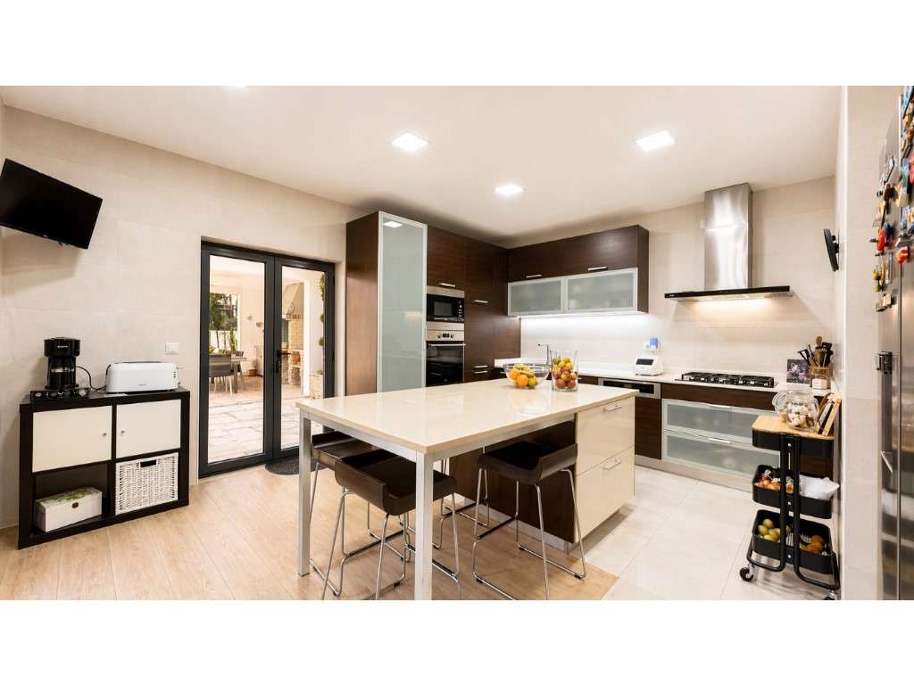 Moradia T4 isolada com piscina privada, jardim, garagem e 595 m² de...-9