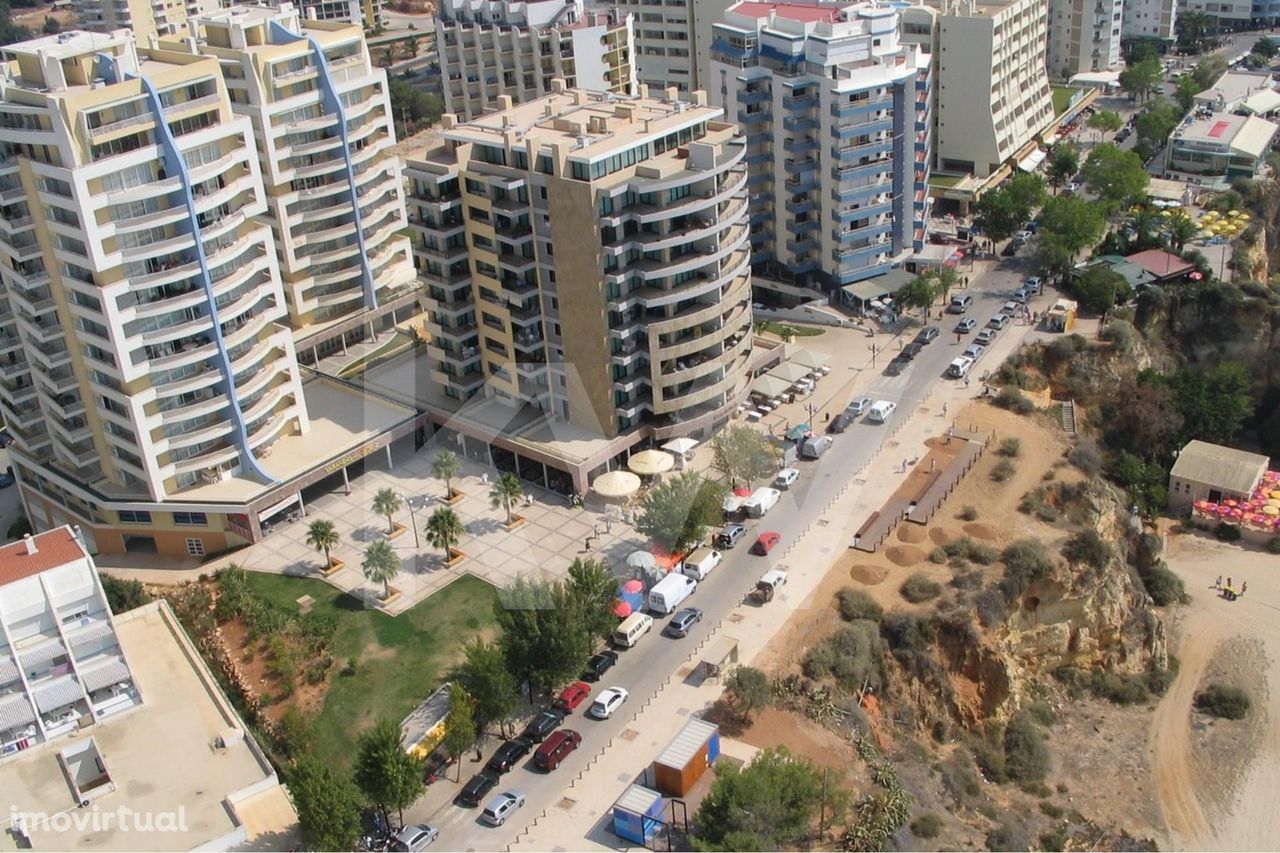 Duas lojas à venda em conjunto na avenida principal da Praia da Rocha!