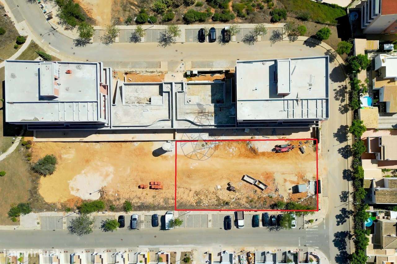 Lote de terreno com projeto aprovado para 16 apartamentos em Portimão - Grande imagem: 2/17