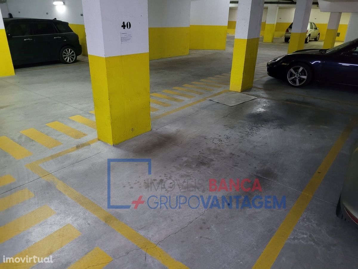 Lugar Estacionamento interior, situado em prédio na Rua Miosótis, A...