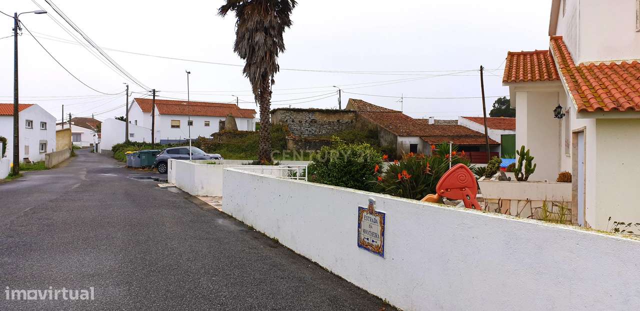 Terreno Urbano com ruína e projeto aprovado para uma moradia T4 na Mou-9
