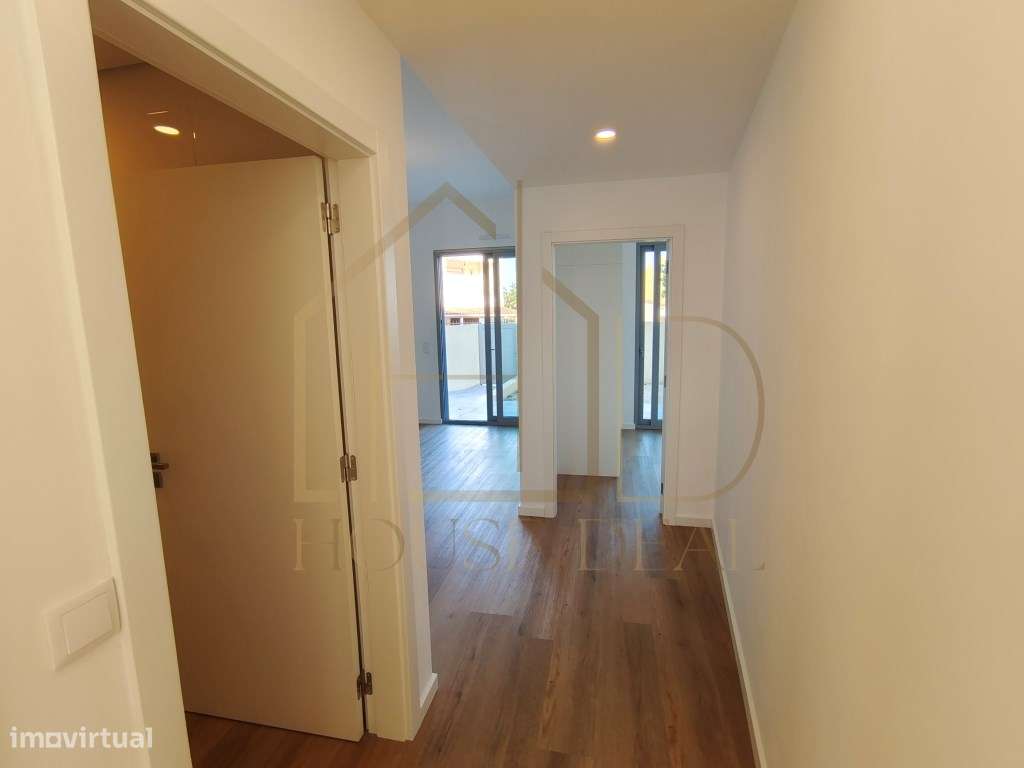 MODERNO Apartamento T1 com Logradouro. Quinta do Conde-11