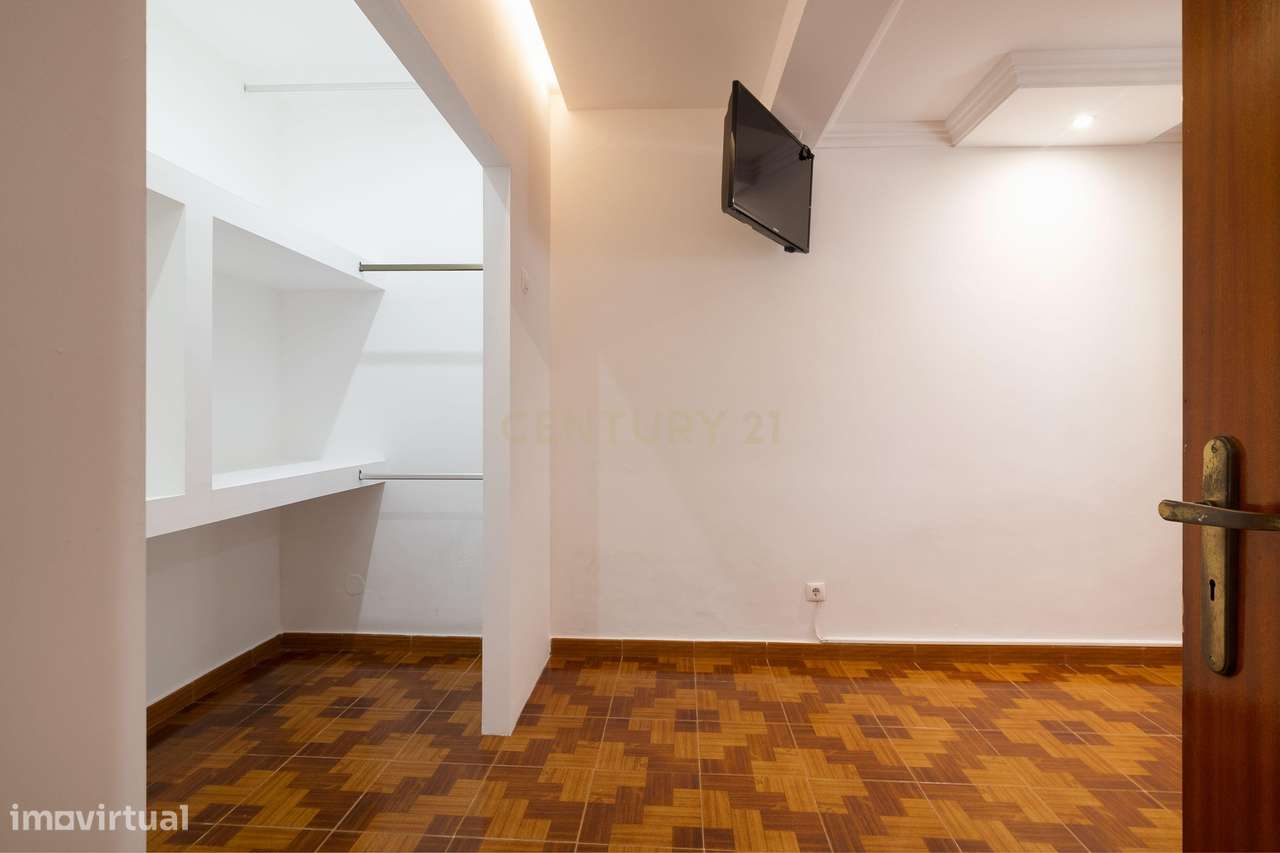 Apartamento T2+1 com Terraço no Centro de Odivelas-14
