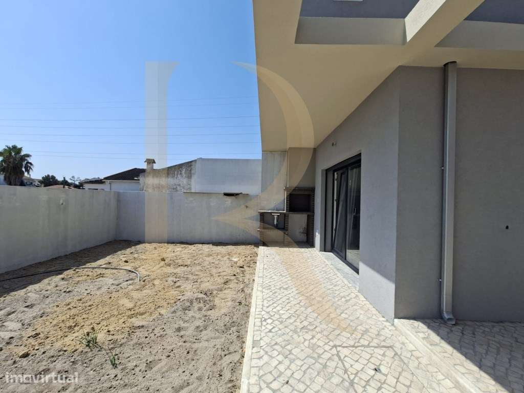 Moradia geminada T3 nova em Fernão Ferro-18