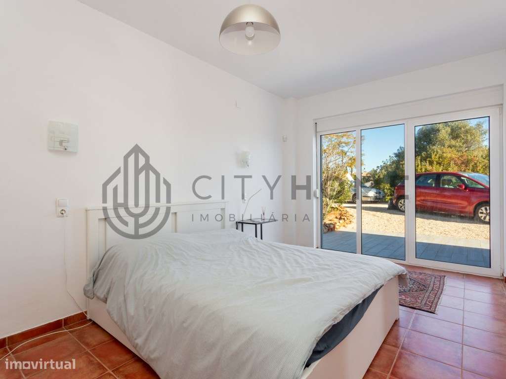 Moradia T4 com piscina infinita em terreno amplo em Silves-29