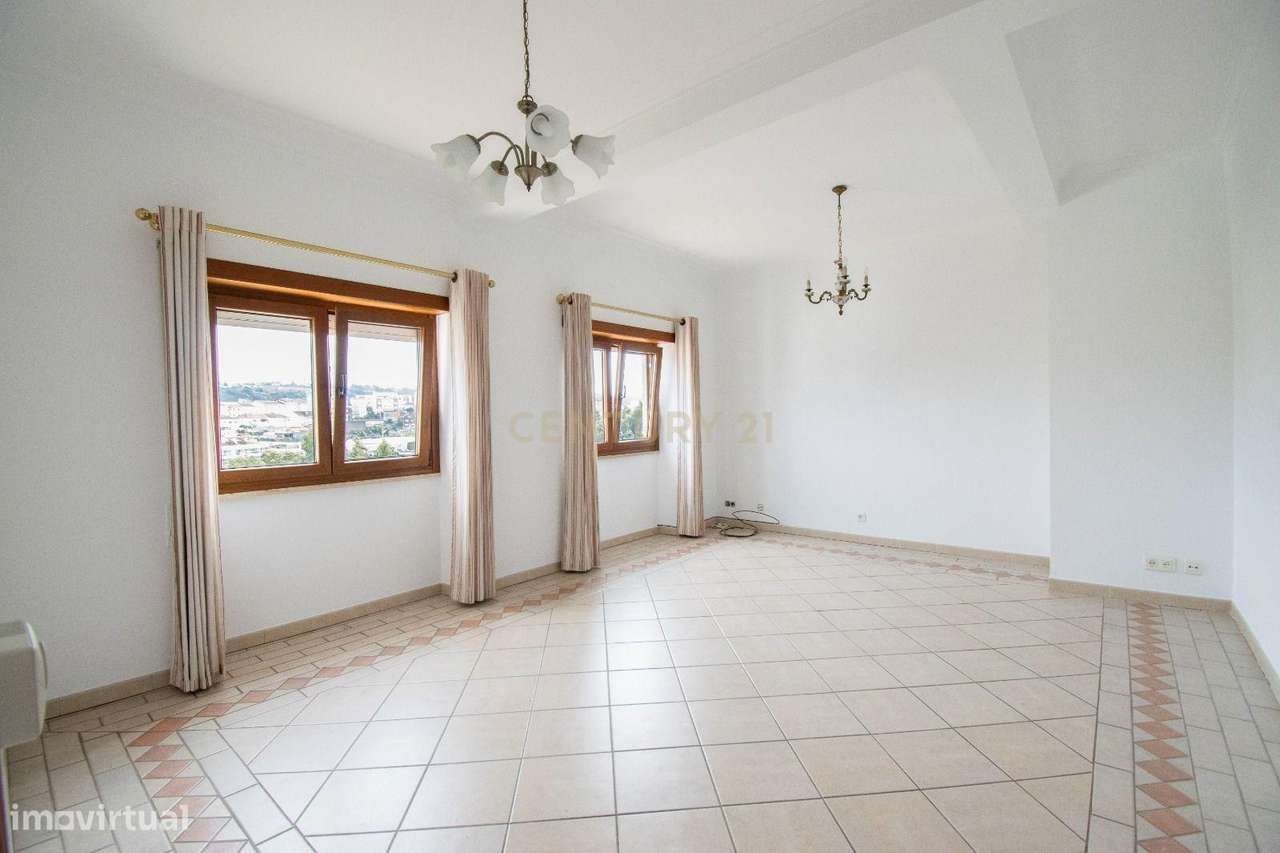 Moradia Exclusiva no Coração dos Olivais – Conforto, Espaço e Tranquil-8