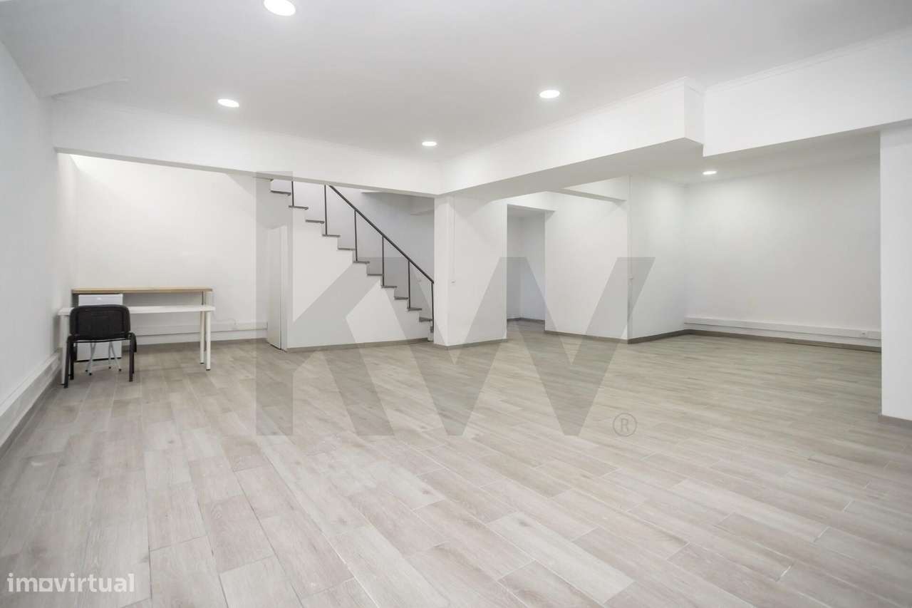 Espaço Comercial (Loja) no Centro de Corroios: Espaço Amplo, Remodelad-20