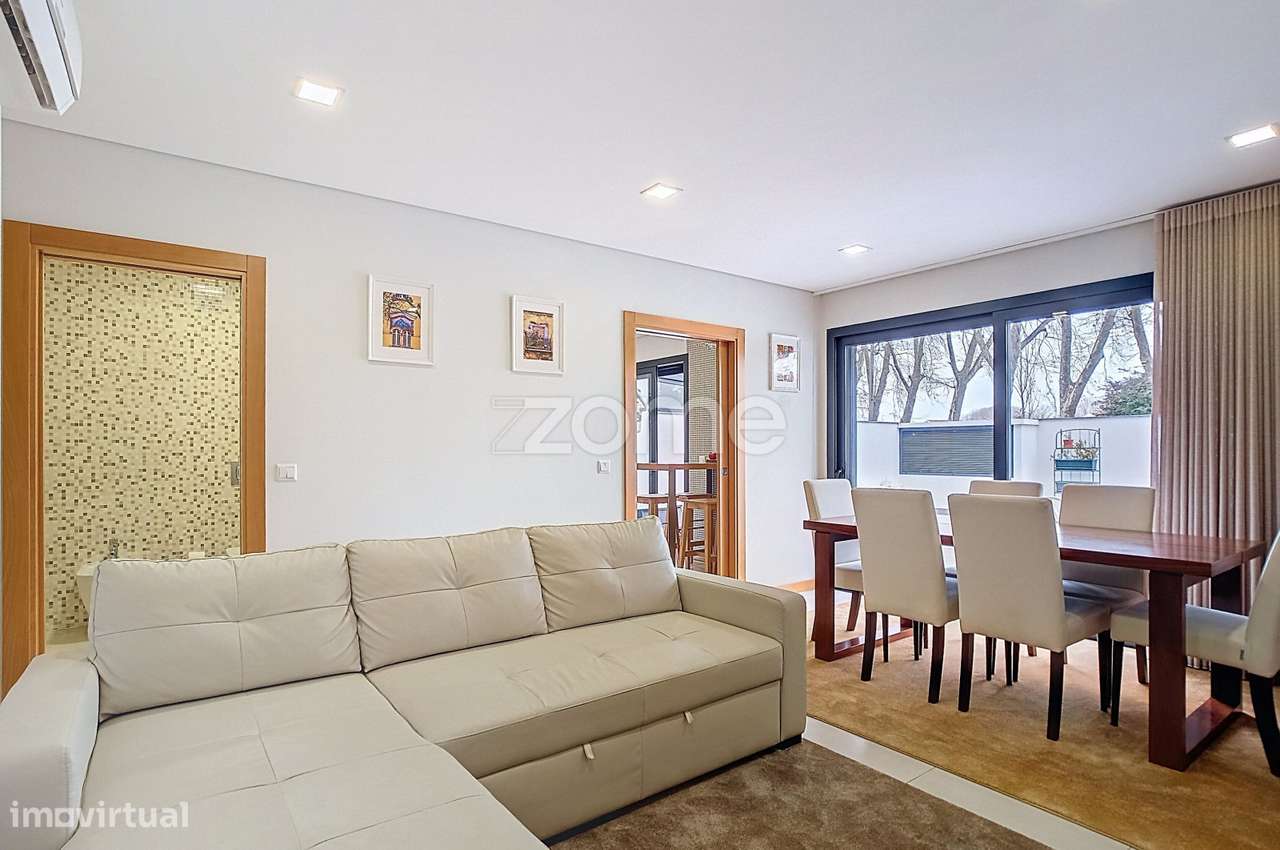 Apartamento T2 com terraço de 87m2 na zona da Vista Alegre - Grande imagem: 3/28