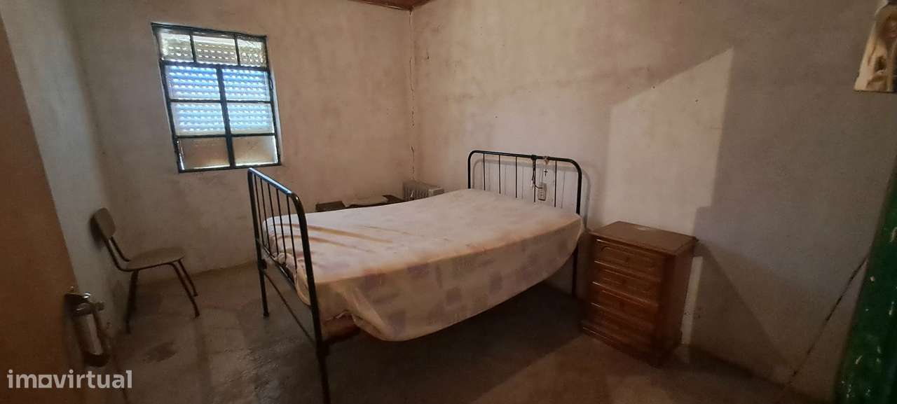 Moradia para restaurar com terreno em S. Martinho de Angueira-20