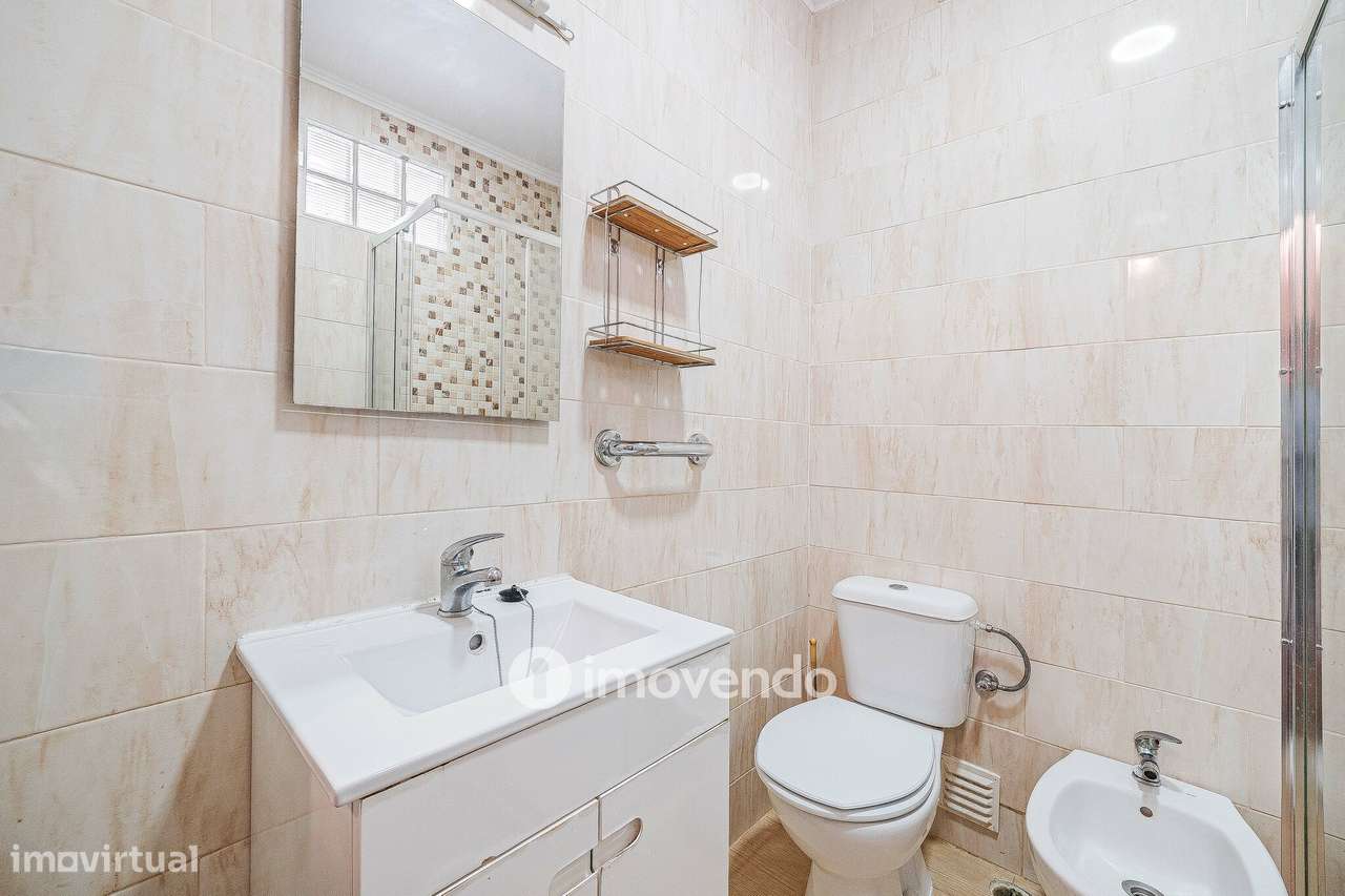 Apartamento T2 com duas varandas, na Graça, em Lisboa-30