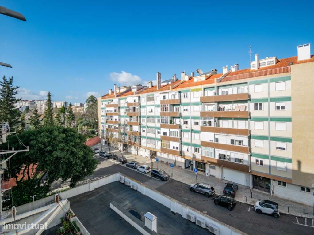 Apartamento T1 Renovado na Estrada de Benfica-18