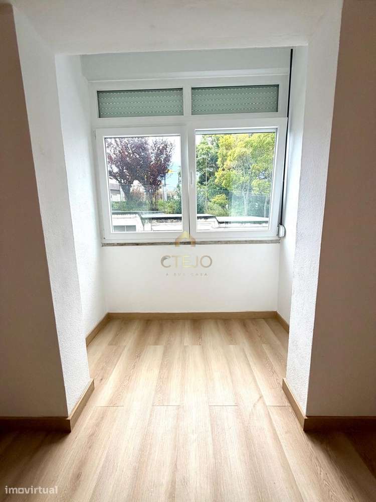 Apartamento T2 Totalmente Remodelado  No Centro da Bobadela-4