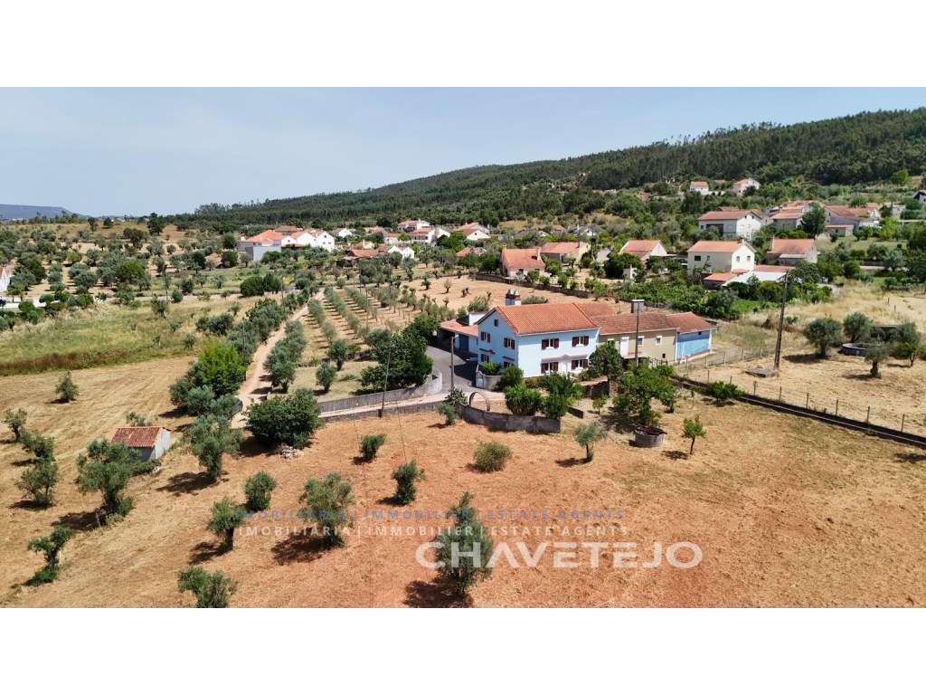 Quintinha T4 com Amplas zona para Oficinas, Terreno Plano e Enorme ...-49