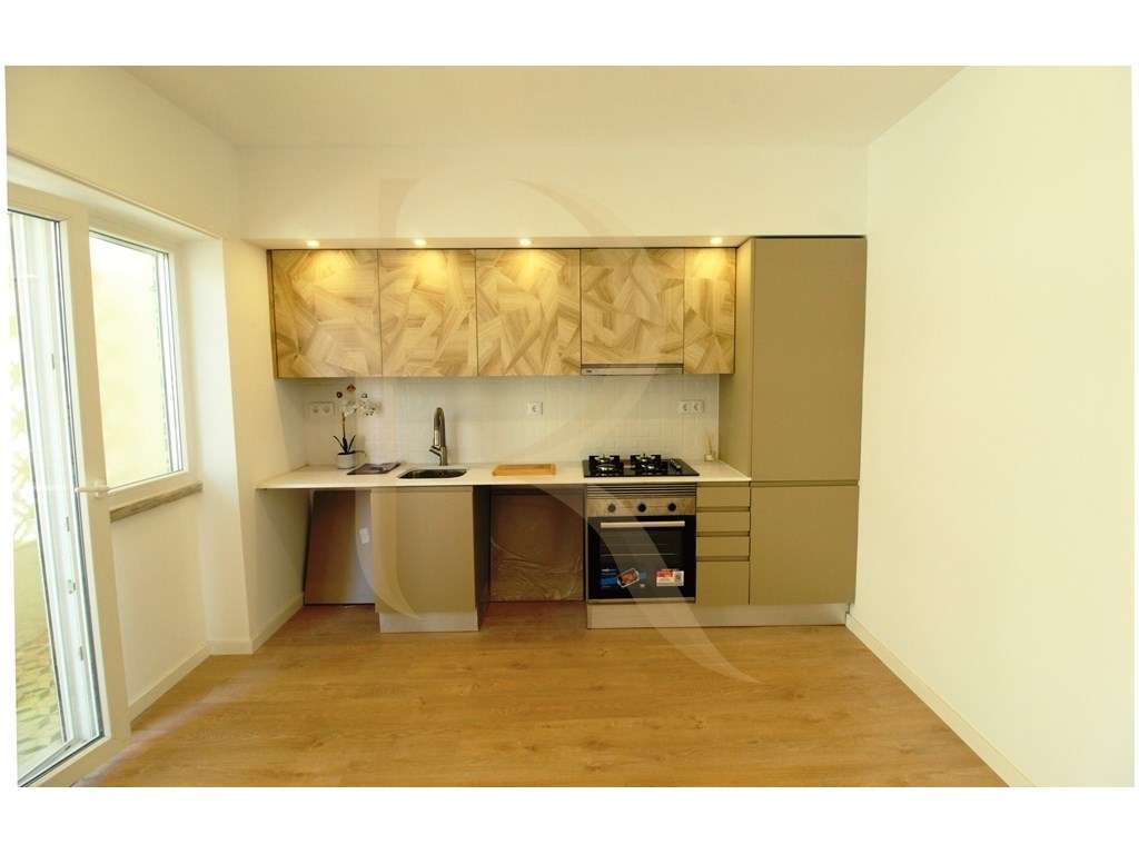 Apartamento T2 remodelado com elevador e varanda em Almada - Grande imagem: 3/17