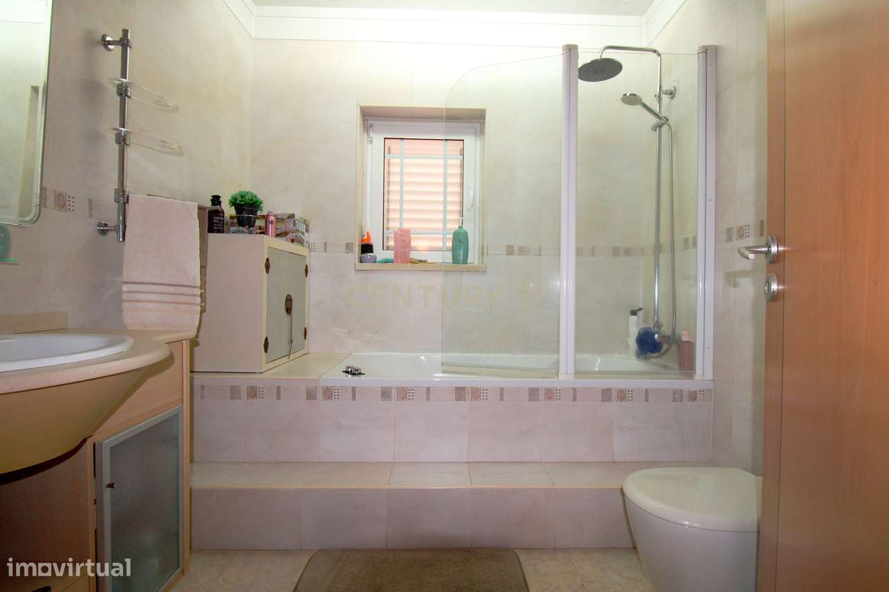 Moradia V3+2 de Luxo com Garagem, Sótão Aproveitado e Domótica Alexa n-32