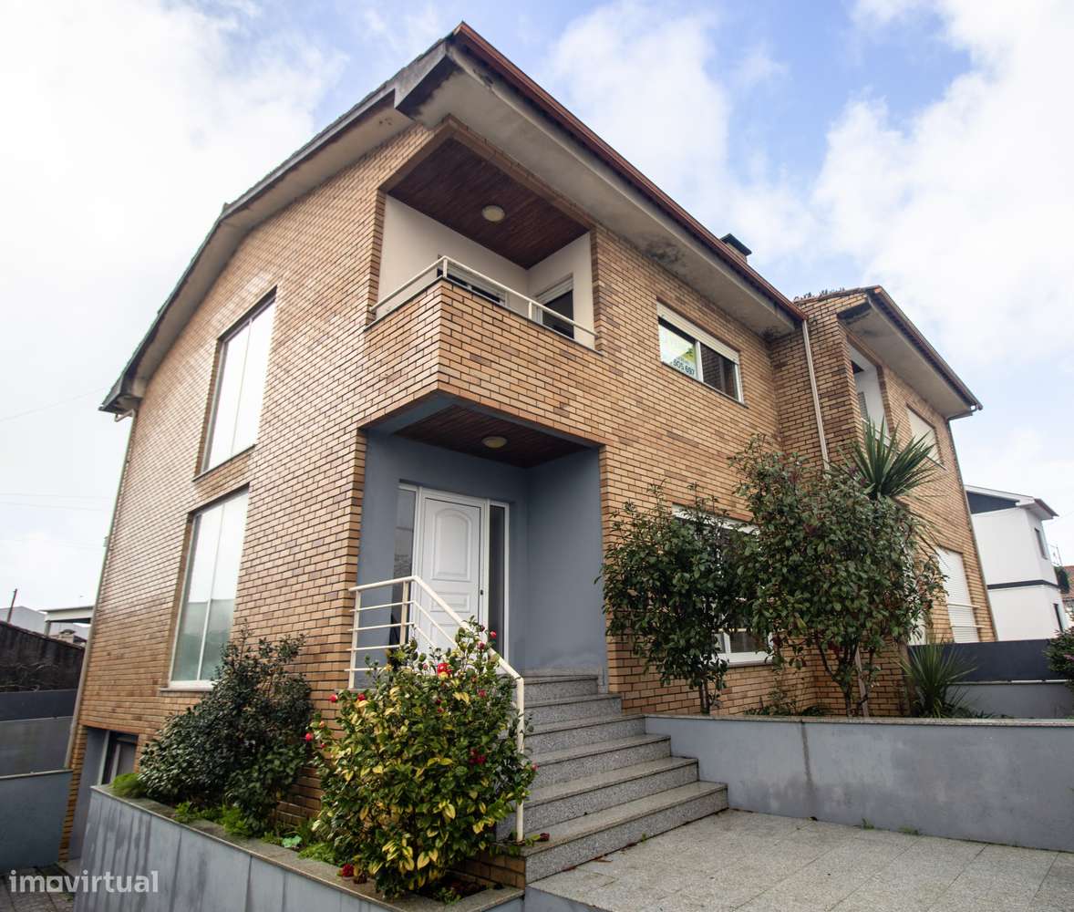 Moradia T4 Usada em Excelente Localização – A Apenas 1 km da Praia-23