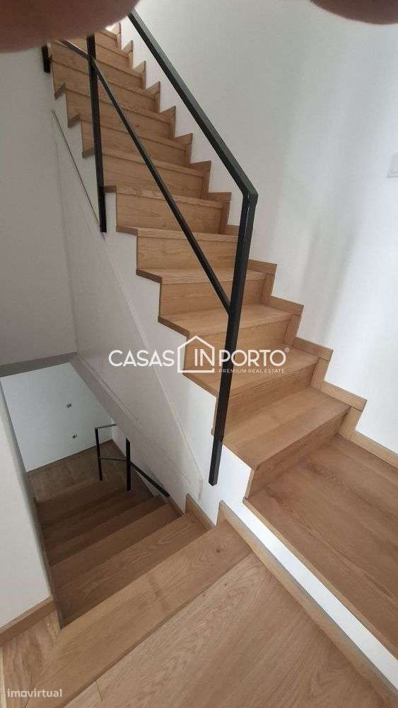 Moradia Triplex T2 com Terraço - Localização Premium junto à Lapa,-16