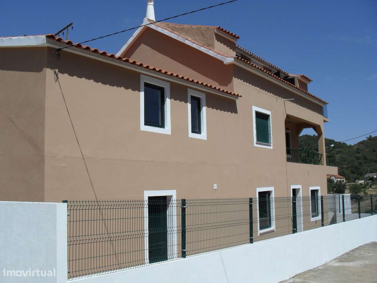 AGLOMERADO habitacional de 6 apartamentos + 1 casa modelar - Grande imagem: 5/8